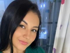 MelanyWalker - female with black hair and  big tits webcam at xLoveCam