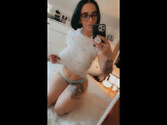 Melia-hot - female with black hair webcam at xLoveCam