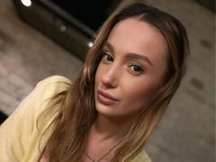 MelinFrosty - female with black hair webcam at xLoveCam