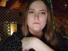 MelissaFine - female with brown hair and  small tits webcam at xLoveCam