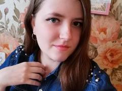 MelissaFine - female with brown hair and  small tits webcam at xLoveCam