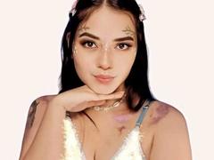 MellanyX - female with black hair webcam at xLoveCam