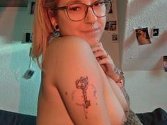 MelliSexy97-hot from xLoveCam