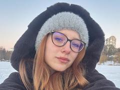 MiOneWallace - female with red hair and  small tits webcam at xLoveCam