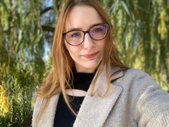 MiOneWallace - female with red hair and  small tits webcam at xLoveCam