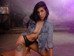 MiaAmoree - female with black hair webcam at xLoveCam