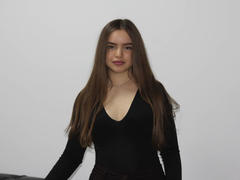 EvaMiris - female with brown hair webcam at LiveJasmin