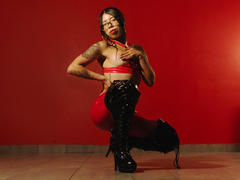 MiaDeLune - female with black hair and  big tits webcam at xLoveCam