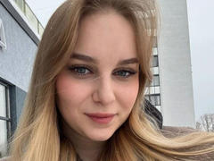 MiaLux-hot - blond female webcam at xLoveCam