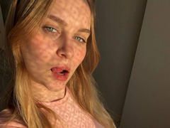 MiaLux-hot - blond female webcam at xLoveCam