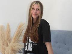 SandyMiller - female with brown hair webcam at LiveJasmin