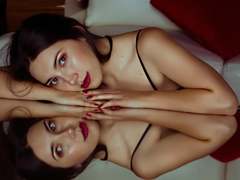 MiaReed - female with brown hair webcam at ImLive