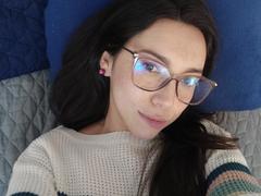 MiaReed - female with brown hair webcam at ImLive