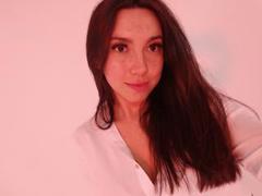 MiaReed - female with brown hair webcam at ImLive