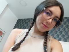 MiaReed - female with brown hair webcam at ImLive