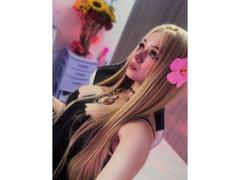 MiaValenttine - blond female with  big tits webcam at xLoveCam