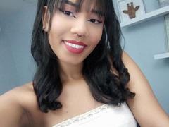 MiissDiiamondss - female with black hair webcam at xLoveCam