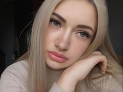 MikkiShows - female webcam at xLoveCam