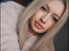 MikkiShows from xLoveCam