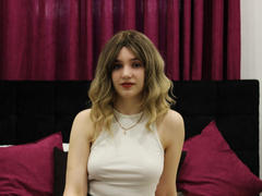 MilenaMoriss - female with brown hair webcam at LiveJasmin