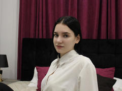MilenaHill - female with brown hair and  small tits webcam at LiveJasmin
