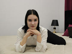 MilenaHill - female with brown hair and  small tits webcam at LiveJasmin