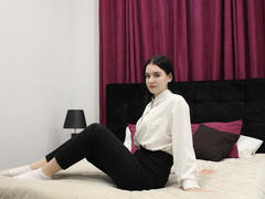 MilenaHill - female with brown hair and  small tits webcam at LiveJasmin