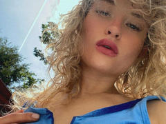 Miley-Summer-hot - blond female webcam at xLoveCam