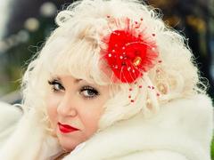 curvemature - blond female with  big tits webcam at LiveJasmin