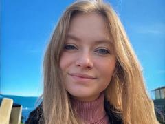 MillieLust - blond female with  small tits webcam at xLoveCam