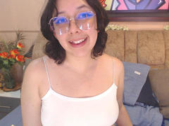MillieRoy - female with brown hair and  big tits webcam at LiveJasmin