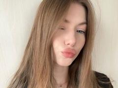 Milllie - female with brown hair webcam at ImLive