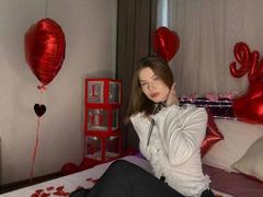 Milllie - female with brown hair webcam at ImLive