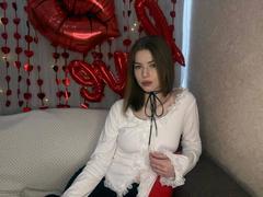 Milllie - female with brown hair webcam at ImLive