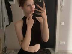 Milllie - female with brown hair webcam at ImLive