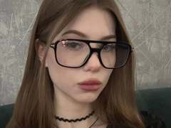Milllie - female with brown hair webcam at ImLive