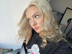 Milly-hot - blond female webcam at xLoveCam