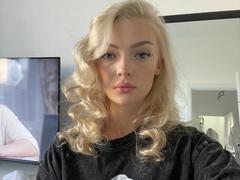 Milly-hot - blond female webcam at xLoveCam