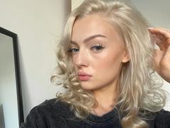 Milly-hot - blond female webcam at xLoveCam