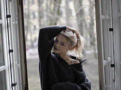 Milly-hot - blond female webcam at xLoveCam