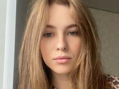 MineVicy - female with brown hair webcam at xLoveCam