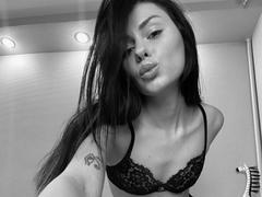 MiraVersse - female with black hair webcam at xLoveCam