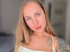MirckyBlush from xLoveCam
