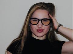 MiriamMatney - female with brown hair webcam at xLoveCam