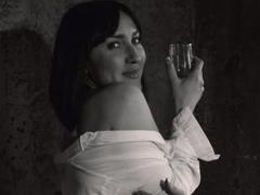 MissGulia - female with black hair webcam at xLoveCam