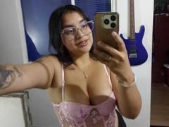 MissSubmissive - female with black hair webcam at xLoveCam