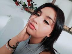 MissSubmissive - female with black hair webcam at xLoveCam