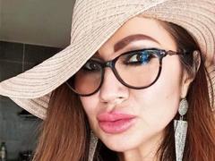 MisschelleX - female with brown hair webcam at xLoveCam