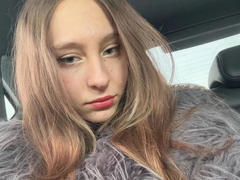 ModelGyrl-hot - female with brown hair webcam at xLoveCam