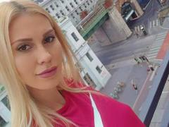 Mojoo - female with brown hair and  small tits webcam at xLoveCam